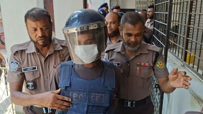 আসামি সোহেল রানাকে আদালতে নেওয়া হচ্ছে
