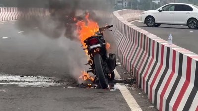 ফ্লাইওভারের ওভারপাসের মাঝখানে দাঁড় করানো মোটরসাইকেলে আগুন জ্বলছে