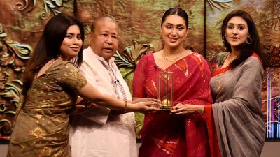 সোনার কলস হাতে তুলে নিচ্ছেন অপু