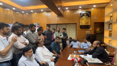 সোহরাওয়ার্দী হাসপাতালে পরিচালকের রুমে বিক্ষোভকারীদের সঙ্গে বাগবিতণ্ডা