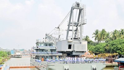 ফ্লোটিং ক্রেন ‘বিএনএফসি বলীয়ান’