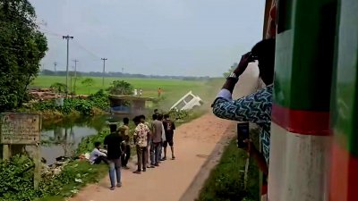 পাঘাচং রেলওয়ে স্টেশনের লেভেল ক্রসিংয়ে জয়ন্তিকা এক্সপ্রেস ট্রেনের ধাক্কায় মাইক্রোবাস দুমড়েমুচড়ে গিয়ে পাশের পুকুরে পড়েছে