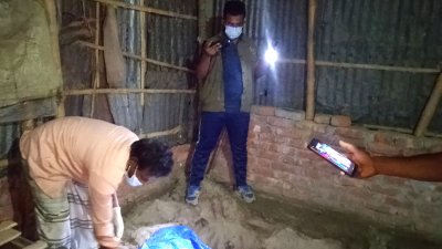 বুধবার দিবাগত রাত ১২টার দিকে ঘরের মেঝে খুঁড়ে মারুফা বেগম (৬০) নামের ওই নারীর অর্ধগলিত লাশ উদ্ধার করে পুলিশ
