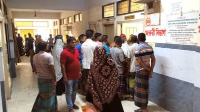 আহত অনেকে হাসপাতালে ভর্তি হয়েছেন