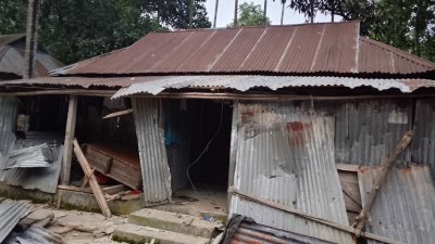 ভাঙচুর করা বাড়িঘর