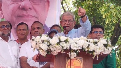 ঠাকুরগাঁওয়ে এক অনুষ্ঠানে বক্তব্য দেন বিএনপি মহাসচিব মির্জা ফখরুল ইসলাম আলমগীর