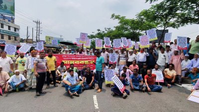 ঢাকা-চট্টগ্রাম মহাসড়কের পদুয়ার বাজার বিশ্বরোড এলাকায় অবরোধ কর্মসূচি পালন করেছেন স্থানীয় বাসিন্দারা