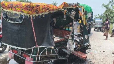 ইজিবাইক ও ট্রাকের মুখোমুখি সংঘর্ষ ঘটেছে