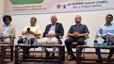 জিয়াউর রহমানের ৪৫তম মৃত্যুবার্ষিকী উপলক্ষে আয়োজিত অনুষ্ঠানে উপস্থিত স্থানীয় সরকারমন্ত্রী মির্জা ফখরুল ইসলাম আলমগীর ও তথ্যমন্ত্রী জহির উদ্দিন স্বপন। ছবি: বাংলা ট্রিবিউন