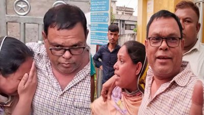কারাগার থেকে বের হওয়ার পর জেল গেট থেকে বাবাকে ধরে নিয়ে যাওয়ার সময় তাকে জড়িয়ে ধরে কাঁদছিলেন মেয়ে