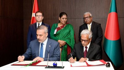 সংস্কৃতি বিষয়কমন্ত্রী নিতাই রায় চৌধুরী এবং তুরস্ক প্রজাতন্ত্রের পক্ষে পররাষ্ট্রমন্ত্রী হাকান ফিদান নিজ নিজ সরকারের পক্ষে সমঝোতা স্মারকে সই করেন