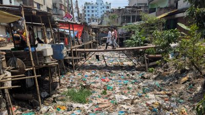 একবার ব্যবহারযোগ্য প্লাস্টিকের বিস্তার পরিবেশ, জনস্বাস্থ্য ও জীববৈচিত্র্যের জন্য ক্রমেই বড় হুমকি হয়ে উঠছে