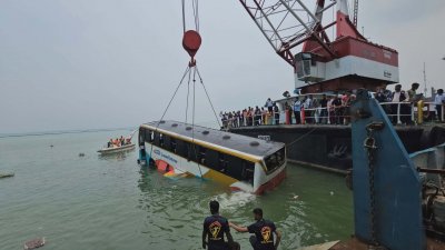 উদ্ধারকারী জাহাজ ‘হামজা’র সহায়তায় বাসটি পানির নিচ থেকে ওপরে তোলা হয়। ছবি: বাংলা ট্রিবিউন