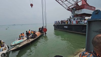 ফায়ার সার্ভিস, বিআইডব্লিউটিএ, নৌপুলিশ উদ্ধারকাজ চালাচ্ছে