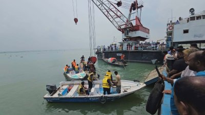 নদীতে পড়া বাসটি উদ্ধারে কাজ করা হচ্ছে