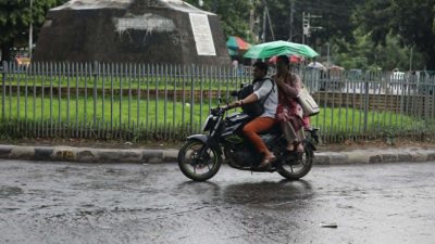 দুপুরের বৃষ্টিতে স্বস্তির ছোঁয়া রাজধানীতে।