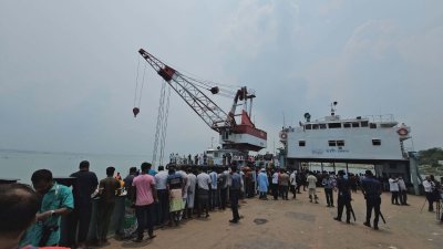 বাসটি উদ্ধারের কাজ চলছে