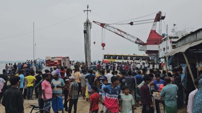 এসবি পরিবহনের বাস নিয়ন্ত্রণ হারিয়ে ফেরির রেলিং ভেঙে নদীতে পড়ে যায়