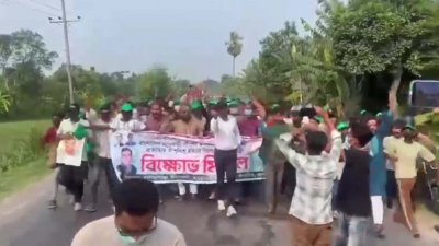 যশোর-নড়াইল মহাসড়কের রোস্তমপুর এলাকায় নিষিদ্ধ ঘোষিত ছাত্রলীগের মিছিল
