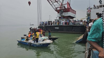 ফায়ার সার্ভিস, বিআইডব্লিউটিএ, নৌপুলিশ উদ্ধারকোজ চালায়