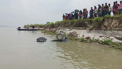 পদ্মা নদীতে উল্টে পড়ে ট্রাক্টরটি
