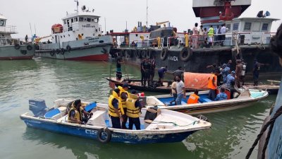 দৌলতদিয়া নৌপুলিশ ফাঁড়ির সদস্য