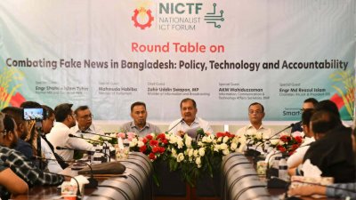গোলটেবিল বৈঠকে বক্তব্য রাখেন তথ্য ও সম্প্রচার মন্ত্রী জহির উদ্দিন স্বপন। ছবি: বাংলা ট্রিবিউন