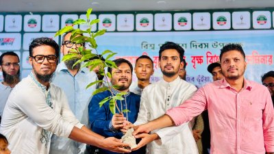 এনসিপির বৃক্ষরোপণ অনুষ্ঠানে উপস্থিত মুখপাত্র আসিফ মাহমুদ সজীব ভূঁইয়া, যুগ্ম আহ্বায়ক জাবেদ রাসিনসহ দলের কেন্দ্রীয় নেতারা। ছবি: বাংলা ট্রিবিউন