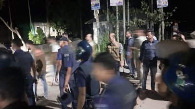 ঘটনাস্থলে পুলিশ মোতায়েন