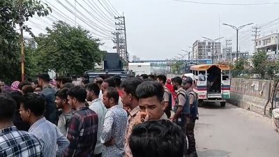 কারখানার সামনে ছাঁটাই হওয়া শ্রমিকদের অবস্থান