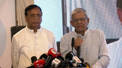 কথা বলছেন মির্জা ফখরুল ইসলাম আলমগীর