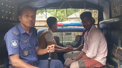 পুলিশ তিন জনকে আটক করে থানায় নিয়ে গেছে