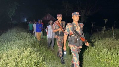 পুশ ইন ঠেকাতে বিজিবির সঙ্গে যোগ দিয়েছেন গ্রামপুলিশ ও স্থানীয় গ্রামবাসী
