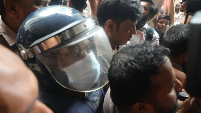 রায়ের পর কারাগারে নেওয়া হচ্ছে আসামি সোহেল রানাকে (ছবি: বাংলা ট্রিবিউন)