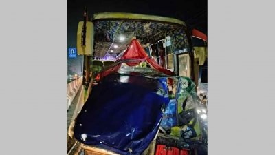 বাসটি সামনে থেকে অটোরিকশাকে চাপা দেয়