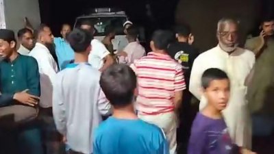ঘটনাস্থলে ভিড়