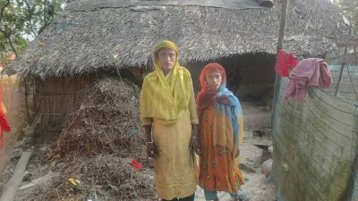 সংসার চালানোর দূরাবস্থার কথা জানিয়েছেন গাবুরার ডুমুরিয়া এলাকার আমেনা খাতুন