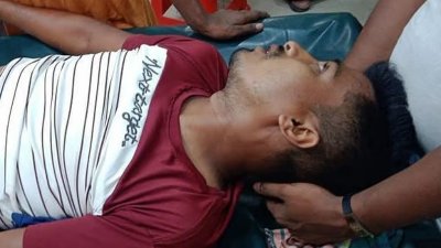 আহত ফারুক হোসেনকে হাসপাতালে নেওয়া হয়েছে