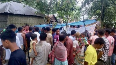 বিদ্যুৎস্পৃষ্ট হয়ে মৃত্যুর ঘটনাস্থলে স্থানীয়রা