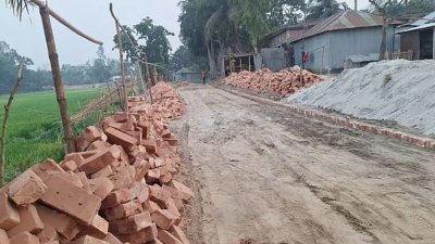 প্রধানমন্ত্রী তারেক রহমানের সফর ঘিরে নির্মাণ করা সড়ক থেকে তুলে নেওয়া হয়েছে ইট