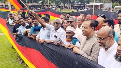 বিশ্বকাপ ফুটবল সামনে রেখে ধারাবাহিকভাবে জার্মানির পতাকা তৈরি ও প্রদর্শন করে আসছেন আমজাদ হোসেন