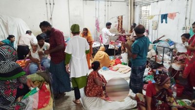 নানা অভিযোগে কয়েকদিন আগে ২০০ কর্মীকে একসঙ্গে ‘ছাঁটাই’ করে দিয়েছেন হাসপাতালের পরিচালক