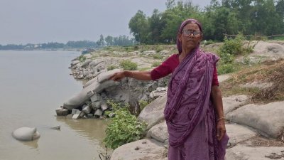 সাবিয়া বেগমের চোখে-মুখে এখন শুধু আতঙ্ক আর অনিশ্চয়তার ছাপ, নদীর দিকে আঙুল তুলে কান্নাজড়িত কণ্ঠে বলেন, ‘এই নদী আমার সবকিছু কাইড়া নিছে’