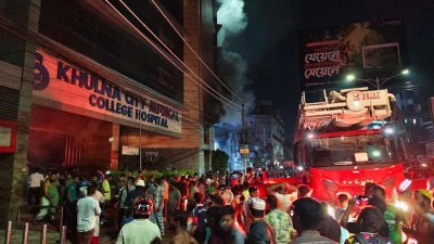 খুলনা সিটি মেডিক্যাল কলেজ ও হাসপাতালে ভয়াবহ আগুন লেগেছে