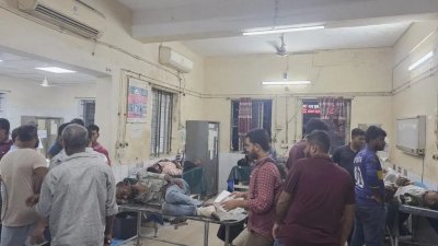 হাসপাতালে চিকিৎসা নিচ্ছেন আহতরা