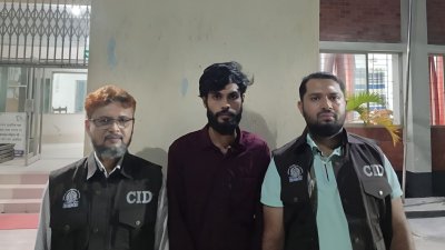 সিআইডির হাতে গ্রেফতার বিচারকের কণ্ঠস্বর নকলকারী প্রতারক। ছবি: বাংলা ট্রিবিউন