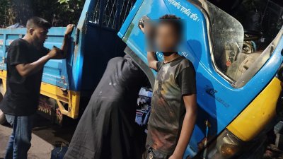 স্কুলে যাওয়ার বয়সে ট্রাকের মেকানিকের কাজ করা