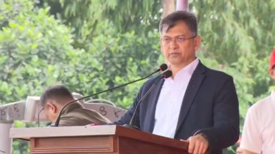 কথা বলছেন স্বরাষ্ট্রমন্ত্রী সালাহউদ্দিন আহমদ
