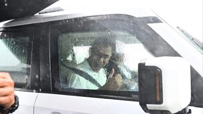 কক্সবাজারে গাড়ি চালালাচ্ছেন প্রধানমন্ত্রী তারেক রহমান