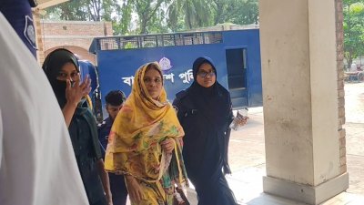 সাতক্ষীরা সদর থানার একটি হত্যা মামলায় সাবেক সংসদ সদস্য লায়লা পারভীন সেঁজুতিকে গ্রেফতার দেখানো হয়েছে